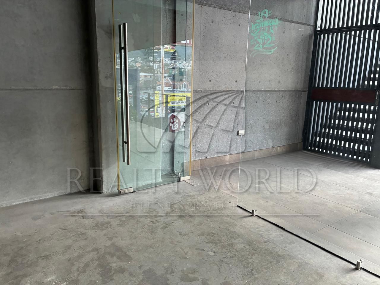 Local en Renta en Cumbres 2 Sector