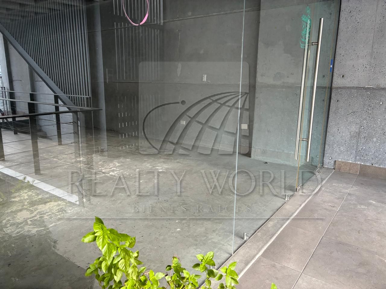 Local en Renta en Cumbres 2 Sector