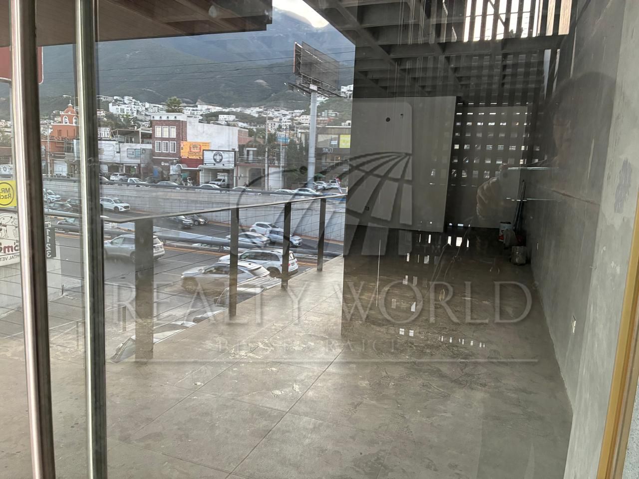 Local en Renta en Cumbres 2 Sector