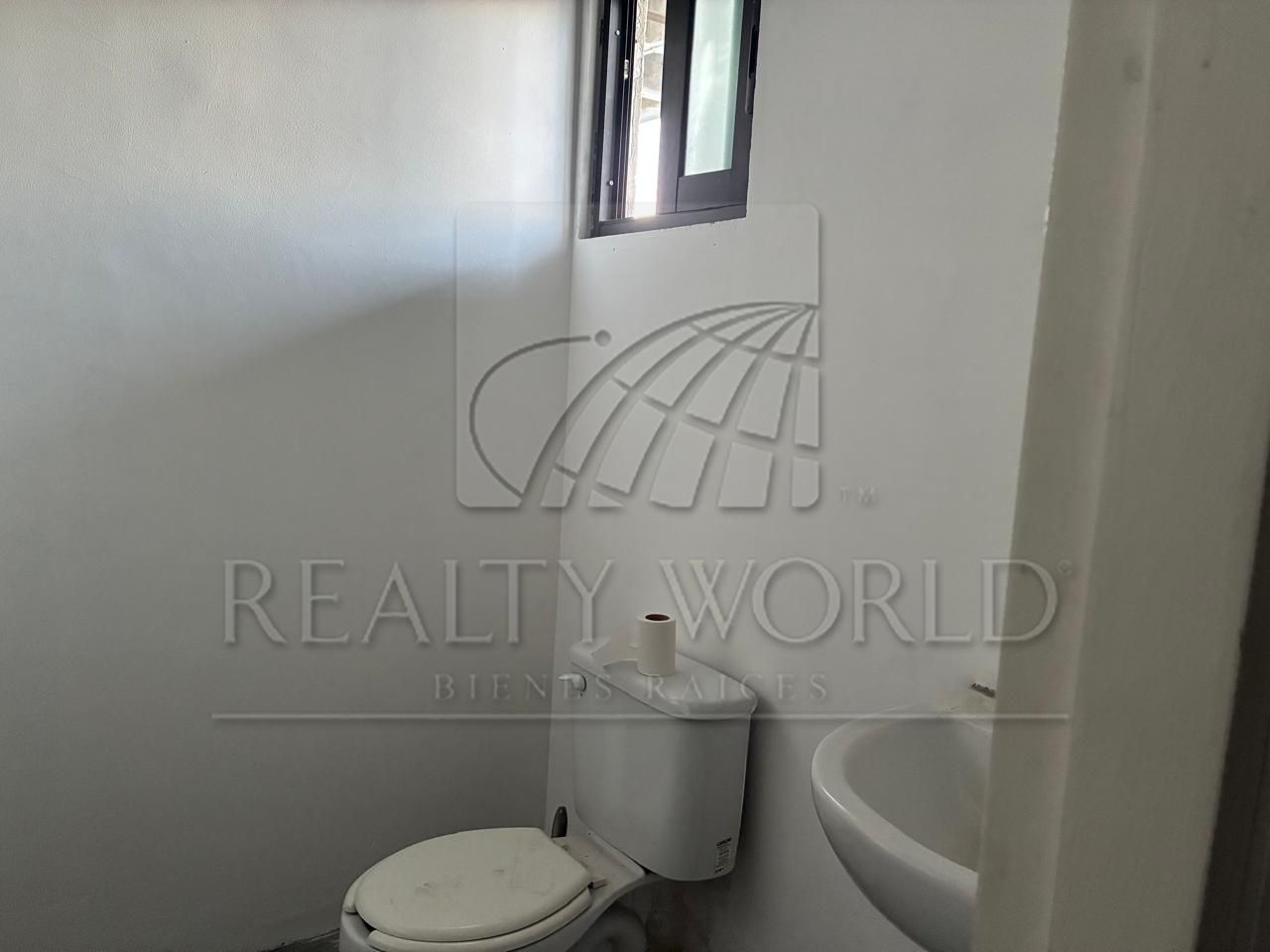 Local en Renta en Cumbres 2 Sector