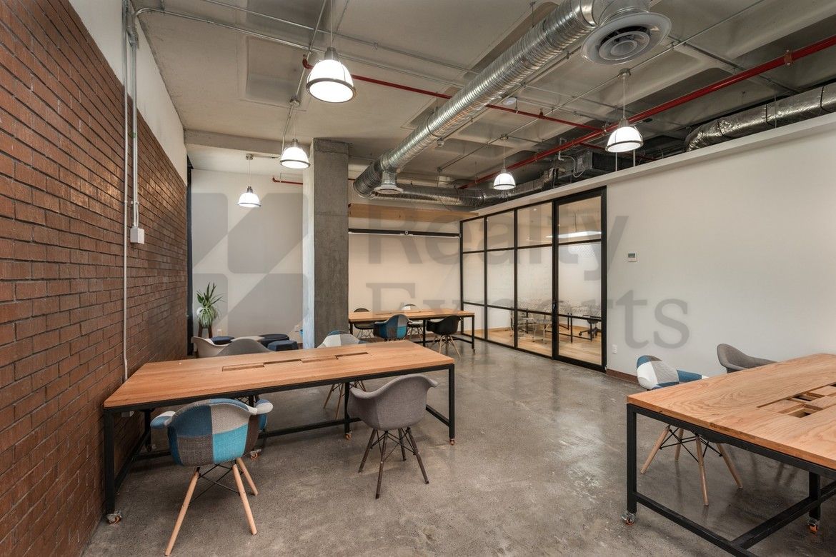 Edificio de Oficinas en Renta en Parvada Cowork & Co.