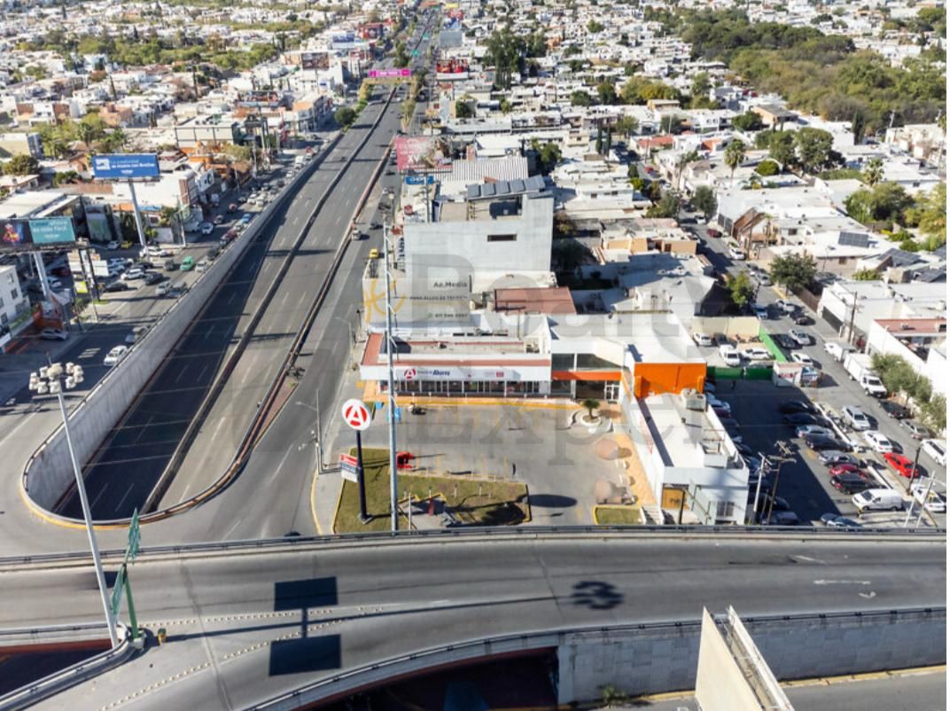 Local en Renta en Cumbres 2 Sector