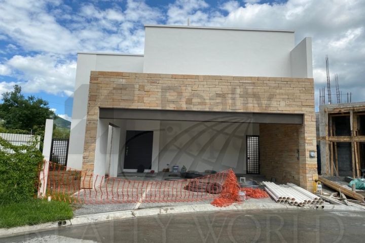Casa en Renta en Montealbán Residencial