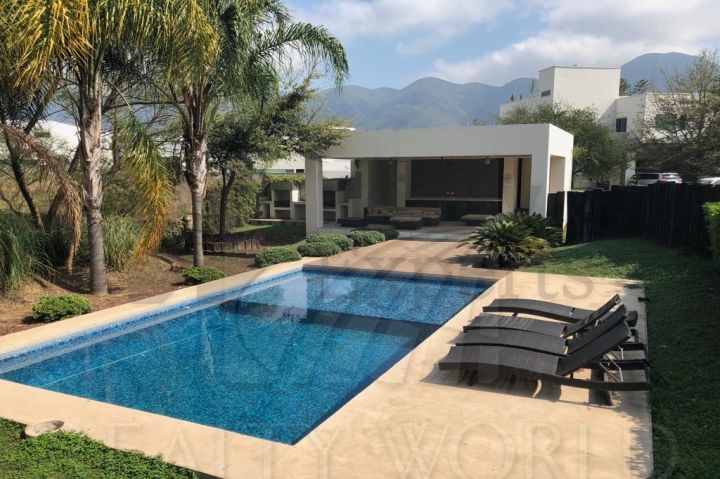 Casa en Renta en Montealbán Residencial