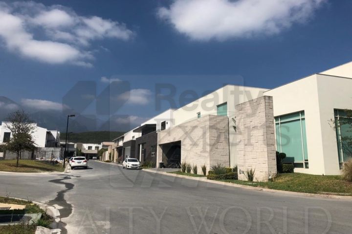 Casa en Renta en Montealbán Residencial