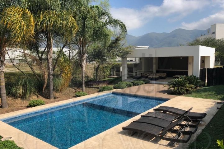 Casa en Renta en Montealbán Residencial